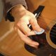 thumbnail image 4 of Llavero con púas de guitarra de acero inoxidable con la palabra "No pude elegir un mejor papá", grabado, joyería de cuero, regalos con temática de guitarra., 4 of 6