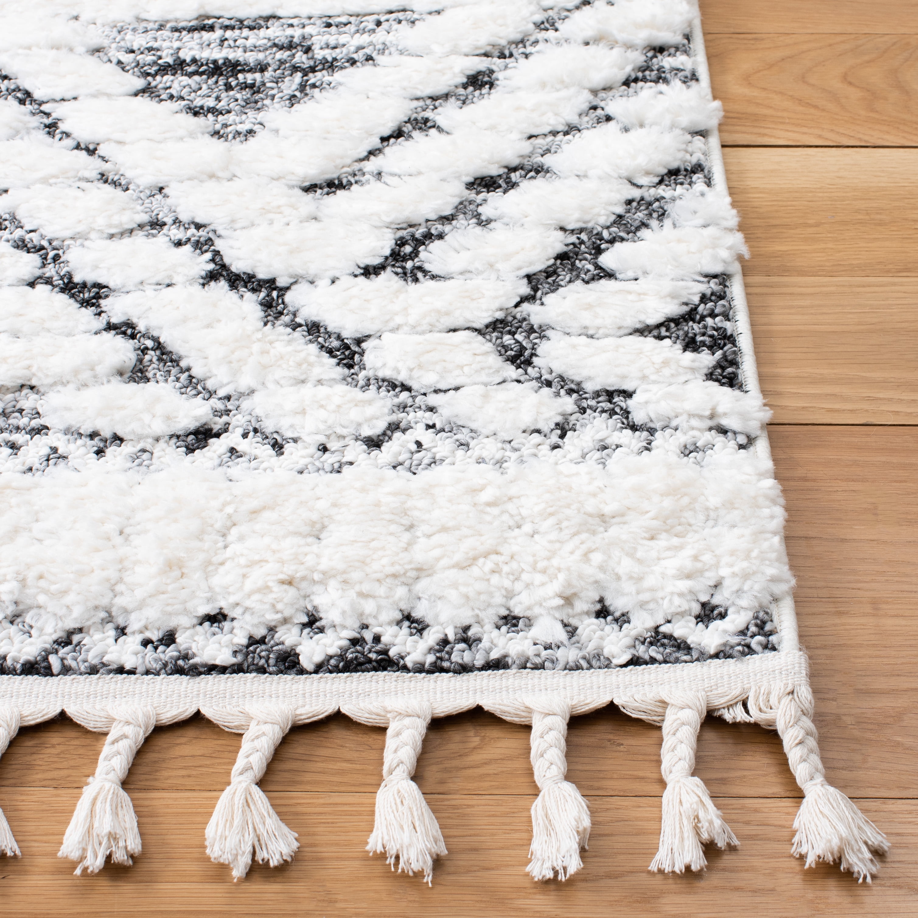SAFAVIEH Moroccan Tassel Nessa Diamond Shag Area Rug, Ivory/Grey, 5'3" x 7'6"