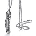 thumbnail image 2 of Collar con colgante de plumas para hombre con cadena de eslabones de acero inoxidable, 2 of 4