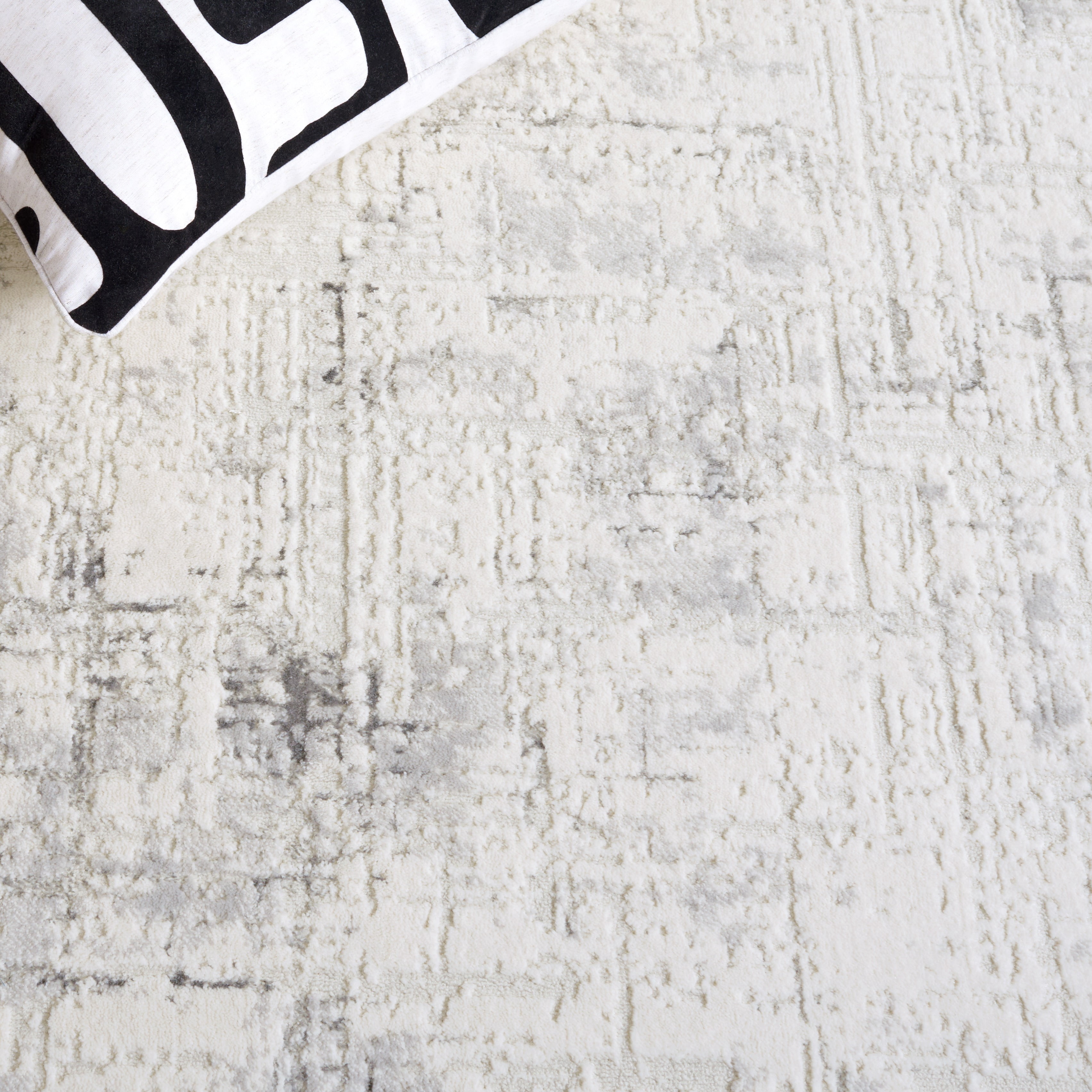 SAFAVIEH Hanna Lynna Distressed Area Rug, Ivory Grey/Dark Grey, 8' x 10'