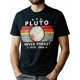 thumbnail image 1 of Camiseta informal con estampado de letras retro para hombre: manga corta, cuello redondo, 100 % algodón, ligera, lavable a máquina para verano y exteriores., 1 of 6