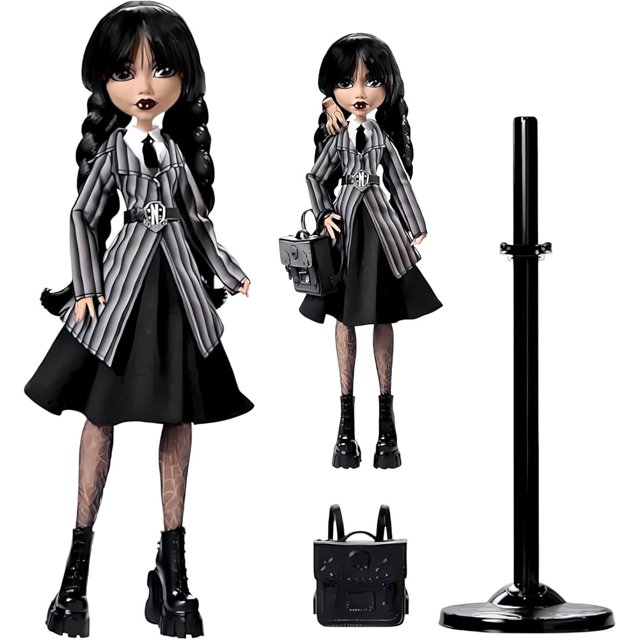 conjunto muñeca para niñas linger25689589 (a) muñeca coleccionable de 25x5 cm con vestido negro de estilo gótico inspirado en la serie, chaqueta a rayas blancas y negras, cinturón con hebilla monograma, medias estampadas, botas de plataforma negras, mochila pequeña y base de soporte, vista frontal centrada con accesorios mostrados a la derecha.