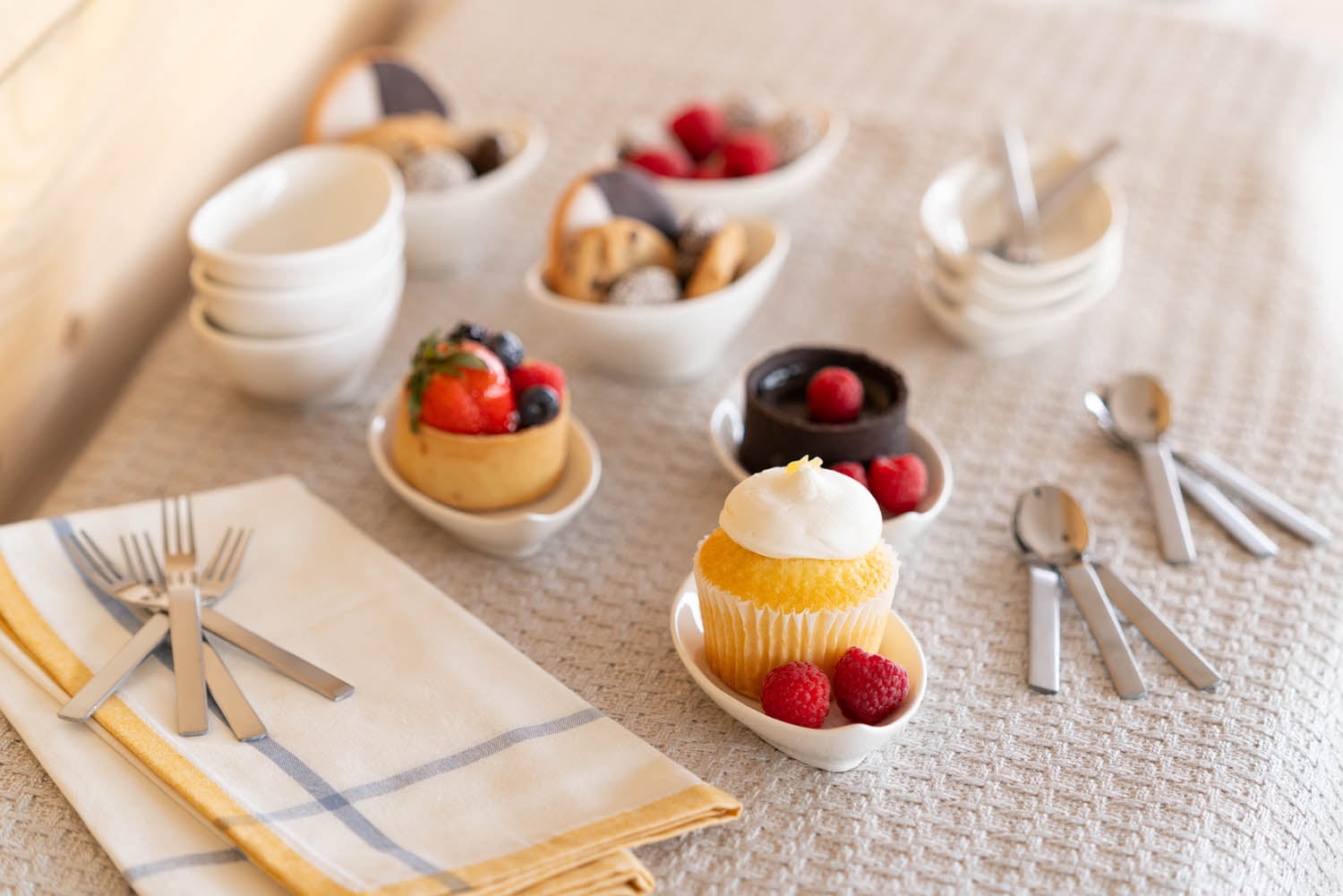 10 Strawberry Street 24-Piece Oval Tidbit Serving Set with Mini Utensils, White