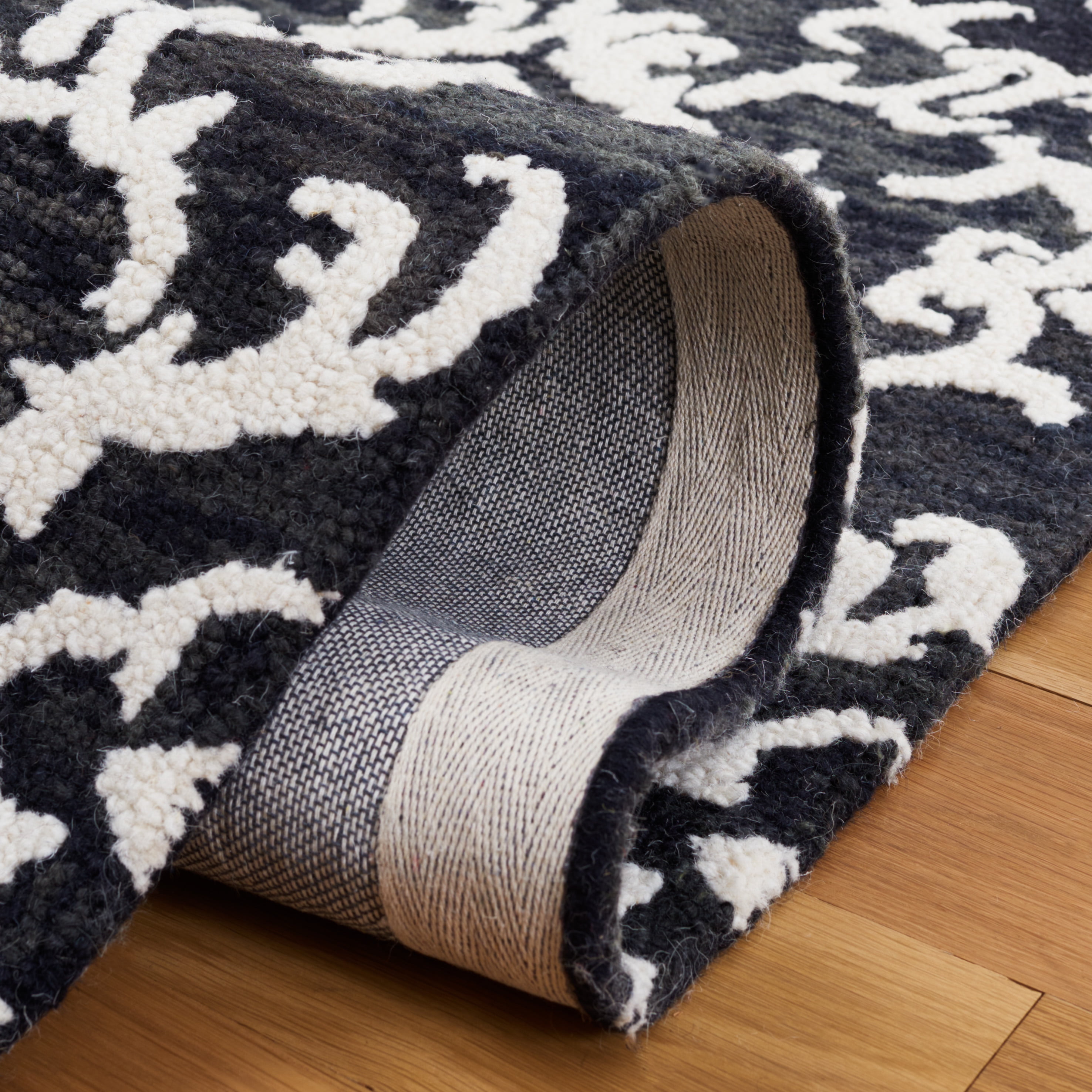 SAFAVIEH Blossom Cletus Damask Area Rug, Black/Ivory, 5' x 8'