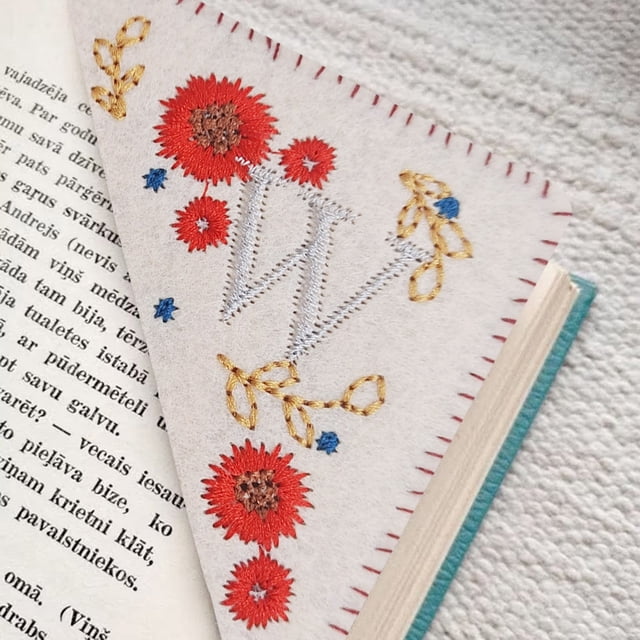 Hml 26 Letters Elegant Personalized Hand Embroidered Corner Bookmark Four Seasons Fun Bookmark Decoration Handmade Custom Letter Bookmark Hand Stitched Corner Bookmark