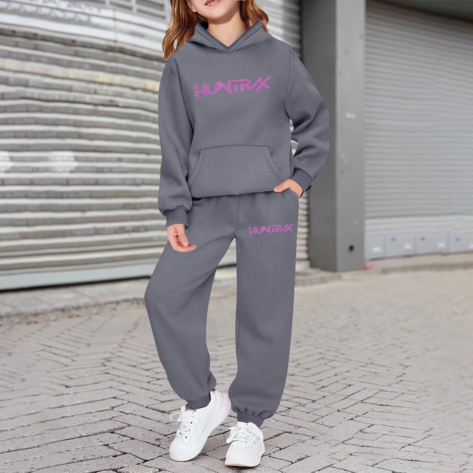 Huntrix Ensemble Survêtement Fille 2 Pièces – Sweat Court + Jogging – Imprimé Dessin Animé Tendance – Coton Doux