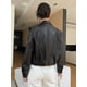 thumbnail image 5 of Chaqueta corta de piel auténtica negra para mujer, diseño de hombreras, tendencia 2024, abrigo de piel de oveja auténtica informal y sencillo de alta gama, 5 of 5