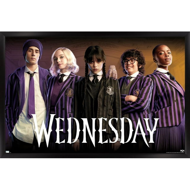 Wednesday - Affiche Murale de Groupe, 22,375 Po x 34 Po, Représentant Cinq Personnages en Uniformes Scolaires Rayés Violet et Noir avec Chemises Blanches et Cravates Noires Debout Côte à Côte sur un Fond Sombre et Ornementé, avec le Titre « Wednesday » en Grande Police Gothique Blanche au Bas, Idéal pour la Déco de la Maison et l'Art Mural.