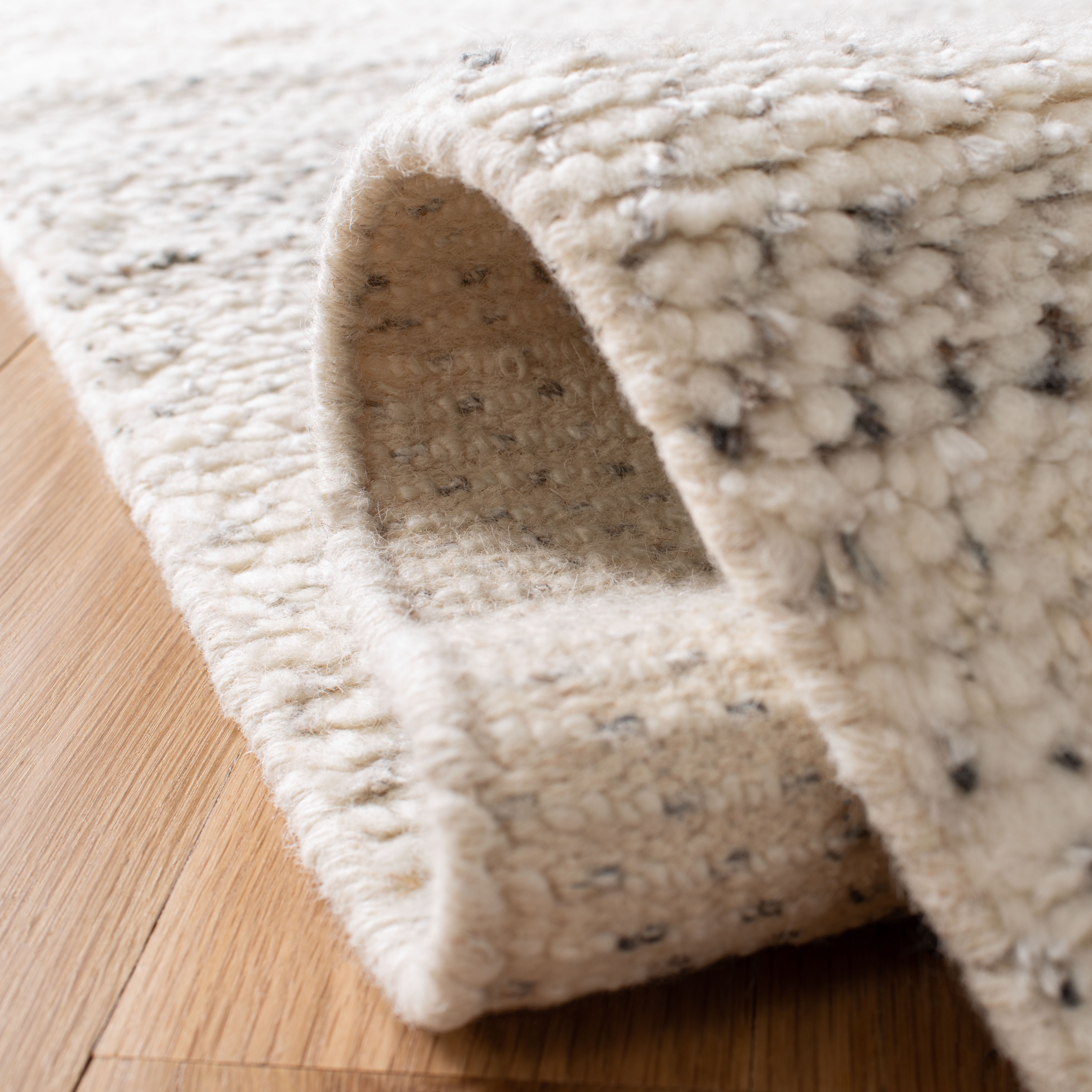 SAFAVIEH Casablanca Axel Solid Wool Shag Runner Rug, Beige, 2'3" x 8'