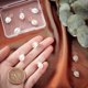 thumbnail image 2 of 10 colgantes de perlas de agua dulce, perlas naturales blancas, irregulares, con forma de pera y aro de metal de 3 mm., 2 of 6