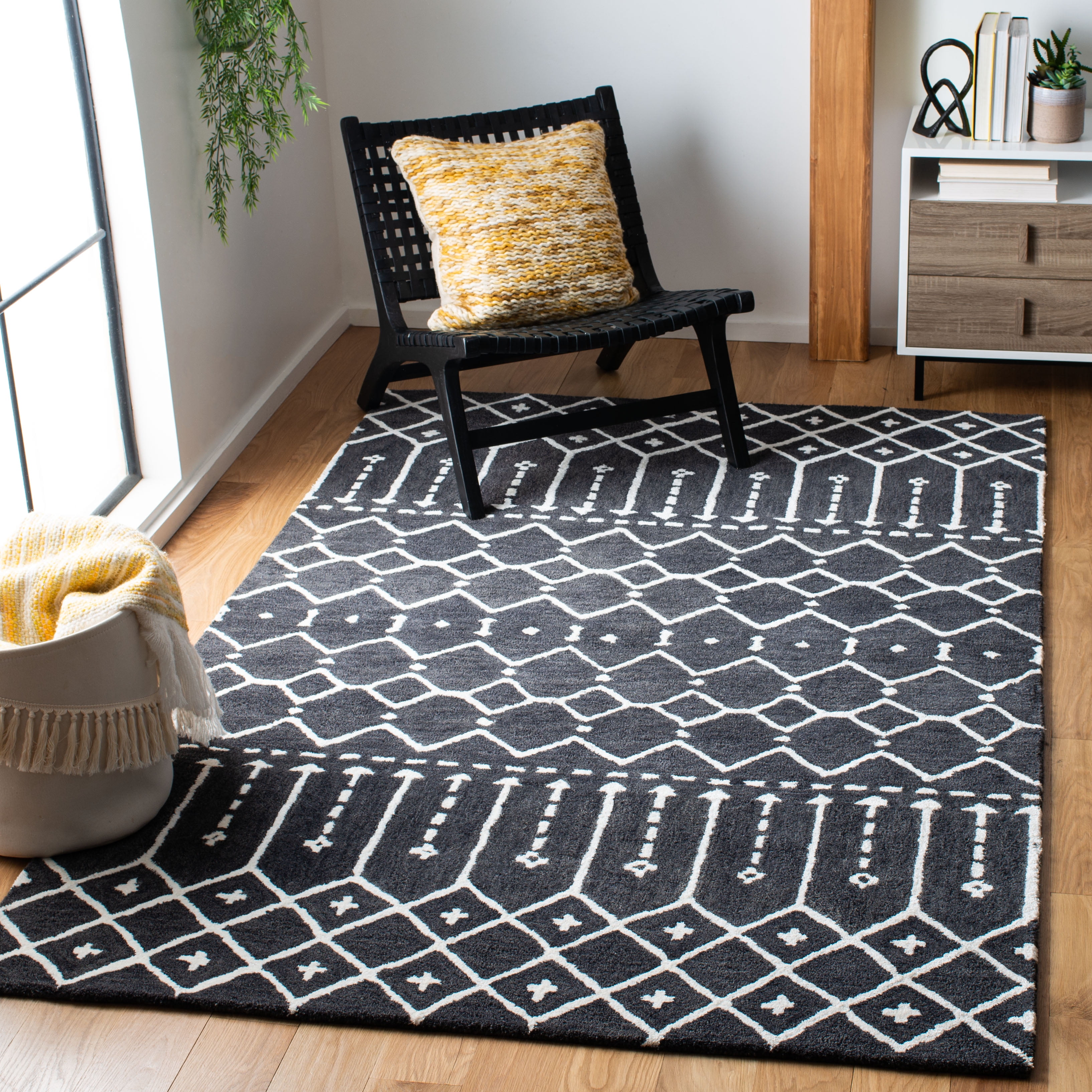 SAFAVIEH Himalaya Darin Geometric Wool Area Rug, Dark Grey/Ivory, 6' x 6' Square