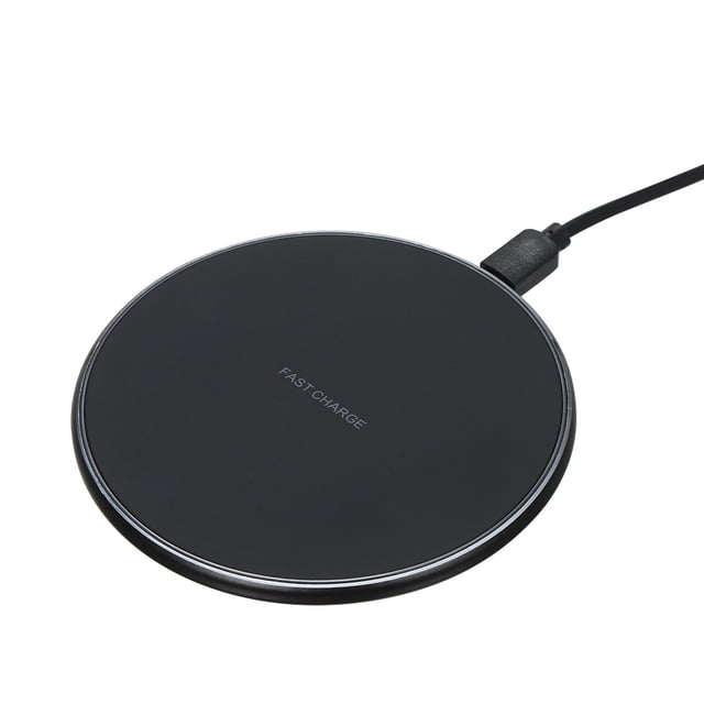 cargador inalámbrico qi redondeado qc3.0 10w almohadilla de carga inalámbrica rápida negro, pad circular plano centrado con superficie mate y texto 'FAST CHARGE' en el centro, borde sutil plateado y cable USB conectado, diseñado para carga Qi 10W con distancia de carga hasta 8 mm; también suele usarse como base compacta para mantener accesorios pequeños cargados durante viaje.