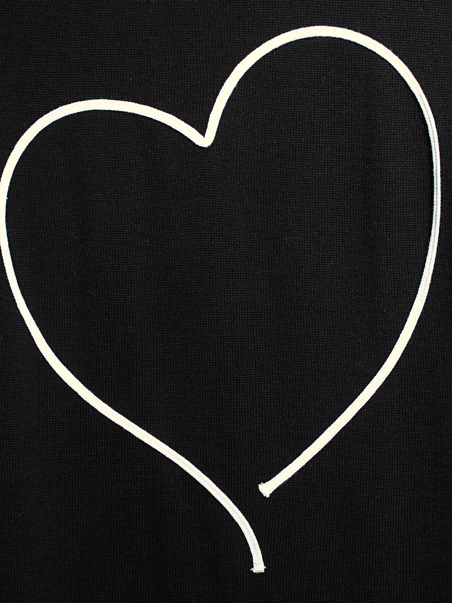 Tình yêu và sự lãng mạn cùng Time and Tru hợp tác tạo nên một chiếc áo len trái tim đáng yêu. Không chỉ thế, sản phẩm này sẽ giữ bạn ấm cúng trong những ngày se lạnh và còn có thể được mua trực tuyến tại Walmart.com.