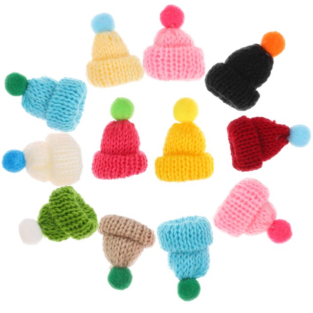 55 mini sombreros para decorar, tejer, tejer, juguetes, manualidades hechas a mano para niñas (colores variados) set de mini gorros tejidos en hilo de lana de colores surtidos, vista cenital con puntadas de punto y pequeñas borlas, tamaño aprox. 5 x 3 x 3 cm sobre fondo blanco, ideal para muñecos, decoraciones y proyectos escolares.