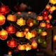 thumbnail image 4 of Luces de cadena LED de hoja de arce de calabaza | Guirnalda otoñal de 20 LED | Naranja multicolor de 10 pies a batería | Acción de Gracias, Halloween, Decoración de Jardín | Disposición interior, 4 of 6