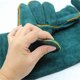 thumbnail image 4 of Guantes para manipulación de animales Ormromra antimordeduras y antiarañazos azul 62 cm, 4 of 8