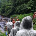 thumbnail image 4 of Ponchos de lluvia, con capucha de cordón, paquete de 2 ponchos de lluvia desechables de emergencia, paquete familiar compatible con adultos, transparente Afortunado Sencillez, 4 of 5
