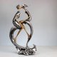 thumbnail image 4 of Escultura estilizada de pareja besándose | Figura romántica de resina con detalles dorados | Regalo de aniversario y boda | Decoración moderna para sala de estar o dormitorio, 4 of 5