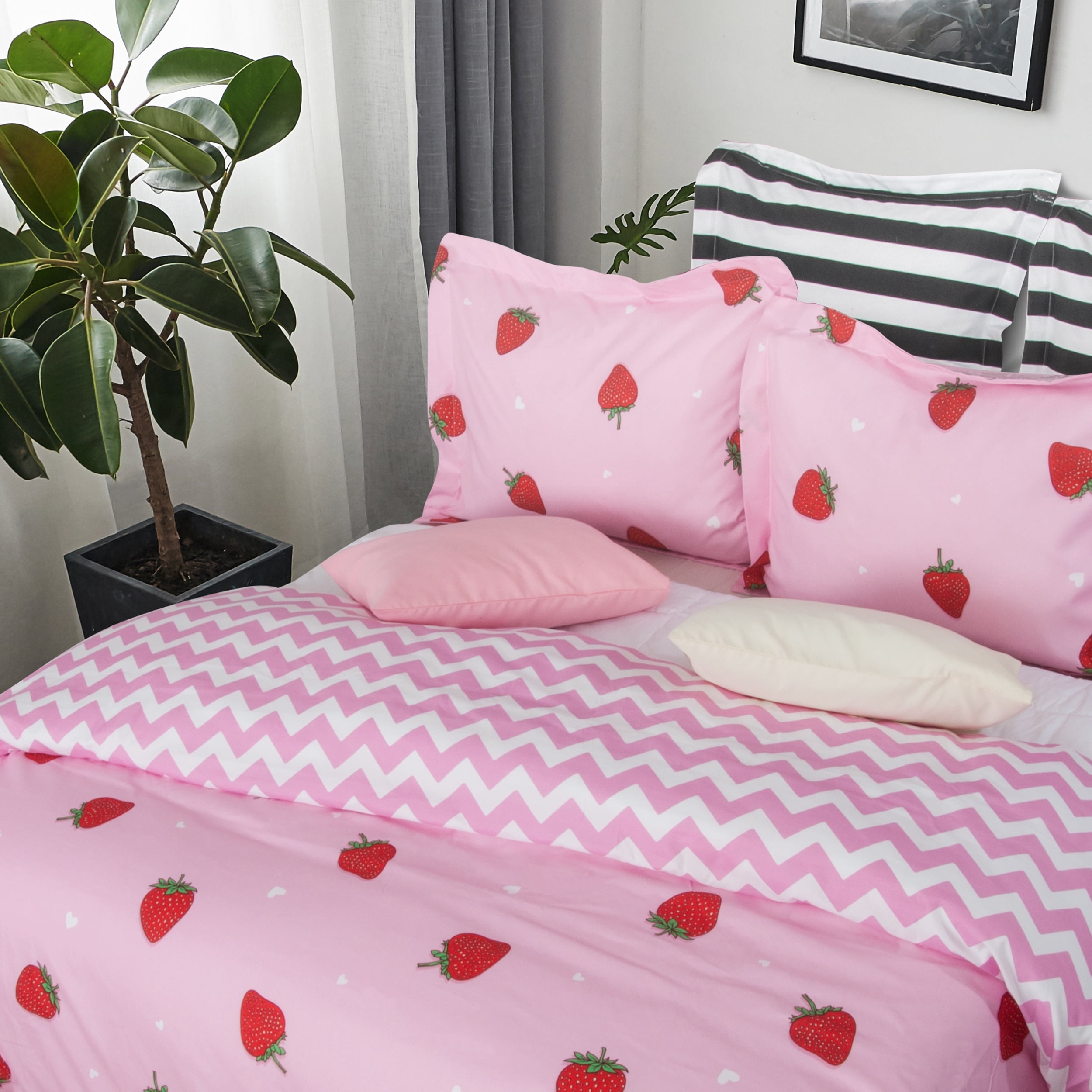Ntbay 3-Pieces Microfiber Ultra Soft Strawberry Print Duvet Cover Set with Zipper Closure and Corner Ties, Pink and Red, Queen