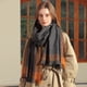 thumbnail image 5 of Bufandas para mujer Bufanda de invierno Bufanda clásica a cuadros Bufanda cálida Bufanda de invierno con tacto de cachemira Bufandas suaves de gran tamaño Chal grande de punto, 5 of 5