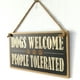 thumbnail image 2 of PERROS BIENVENIDOS PERSONAS TOLERADAS Letrero de madera de granja Placa decorativa colgante Letrero, 2 of 6