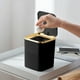 thumbnail image 1 of Cubo de basura de sobremesa con tapa | Papelera de plástico pequeña para oficina | Cubo de basura compacto para casa, dormitorio, dormitorio, opción montada en la pared | Control de olores |, 1 of 6