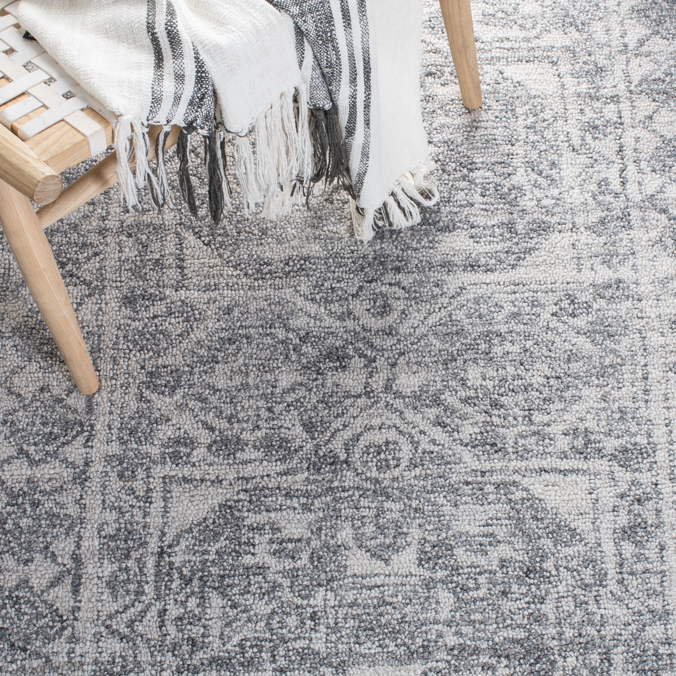 SAFAVIEH Marquee Duana Medallion Area Rug, Ivory/Grey, 4' x 6'