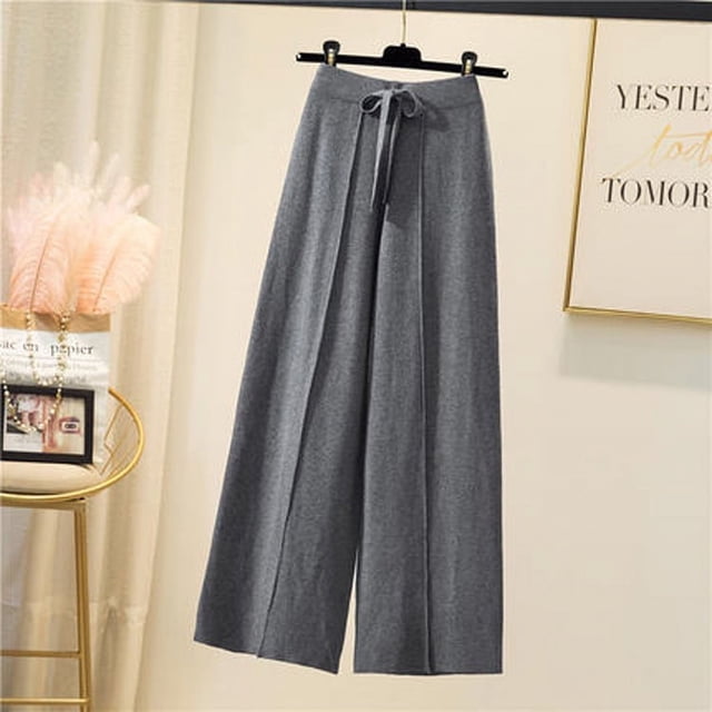 pantalones anchos de punto para mujer, otoño e invierno, pantalones de lana holgados y rectos de cintura alta, pantalones caídos con cordones gris ENTASSER, vista frontal colgados, cintura alta con cordón anudado, pernera recta y amplia en tejido de punto de poliéster, largo completo sobre fondo interior neutro; adecuados para uso casual y para ejercicios ligeros o descanso en casa.