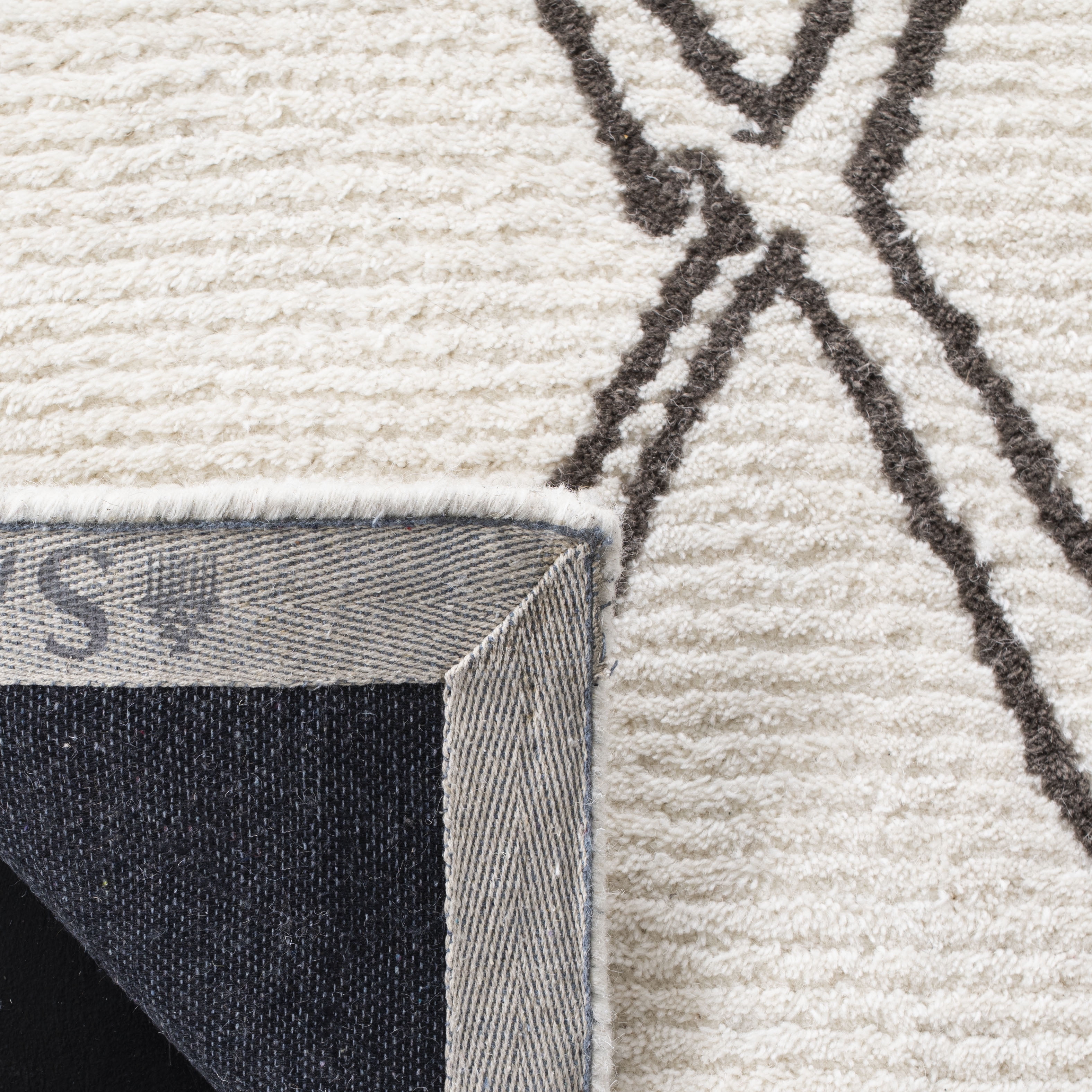 SAFAVIEH Casablanca Amilia Geometric Diamonds Wool Shag Area Rug, Ivory/Grey, 5' x 8'