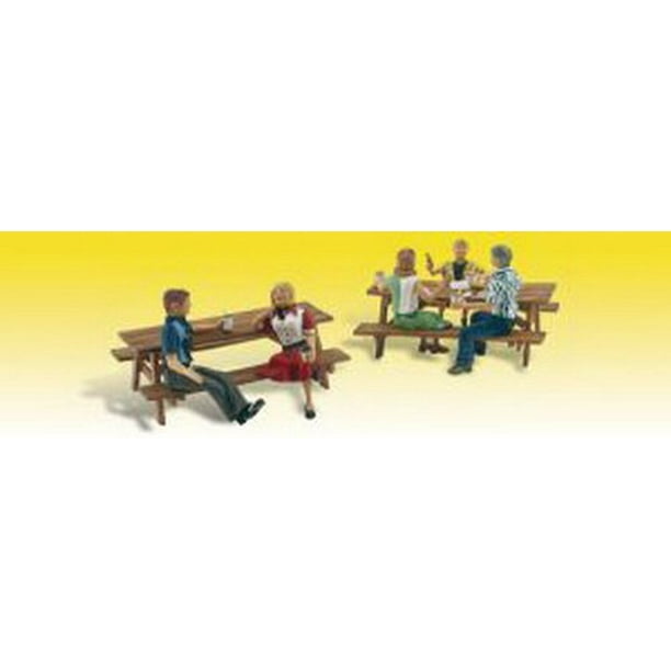 Salle à Manger Extérieure (5 Figures 2 Tables de Pique-Nique) Échelle de HO Woodland Scenics