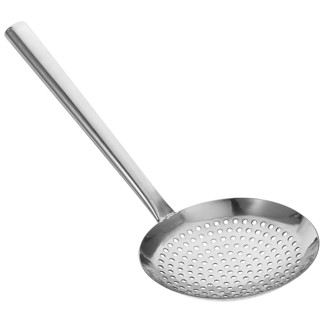 colador de acero inoxidable, colador con cuchara ranurada, escurridor de alimentos, colador magnético grande utensilio de 40 cm en plata; vista 3/4 con mango largo cilíndrico y cabeza circular perforada por orificios uniformes para escurrir líquidos. Adecuado para colar fideos y grandes porciones en cocinas domésticas o comerciales; mango liso de acero inoxidable; a menudo usado también para retirar alimentos fritos o en caldo.