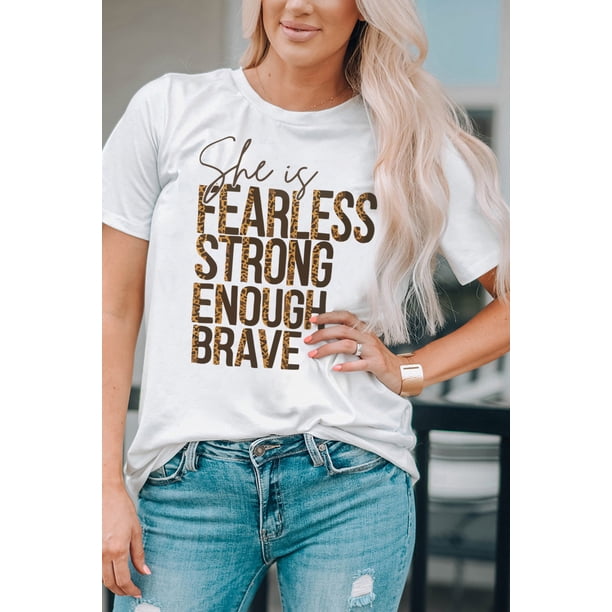 ABPHQTO Camiseta blanca con gráfico She is FEARLESS STRONG SUFICIENTEMENTE BRAVE para mujer