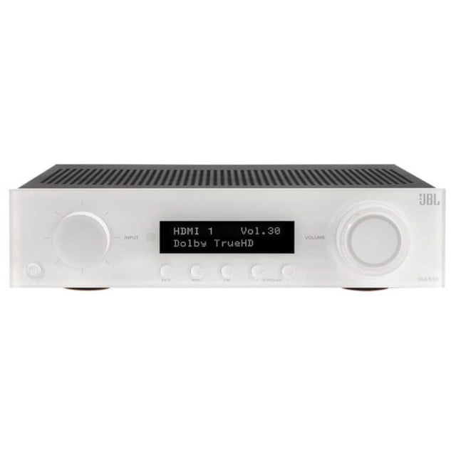 Receptor AV JBL MA510 5.2 canales 8K 75W con Bluetooth blanco, vista frontal centrada de carcasa blanca con rejilla superior negra; pantalla LCD central muestra "HDMI 1 Vol.30 Dolby TrueHD", mando giratorio de volumen a la derecha, perilla de entrada a la izquierda, fila de botones debajo y logo JBL en la esquina superior derecha, integra 4 entradas y 1 salida HDMI con eARC y decodificación nativa Dolby/DTS; también suele emplearse como centro de streaming Bluetooth para música.
