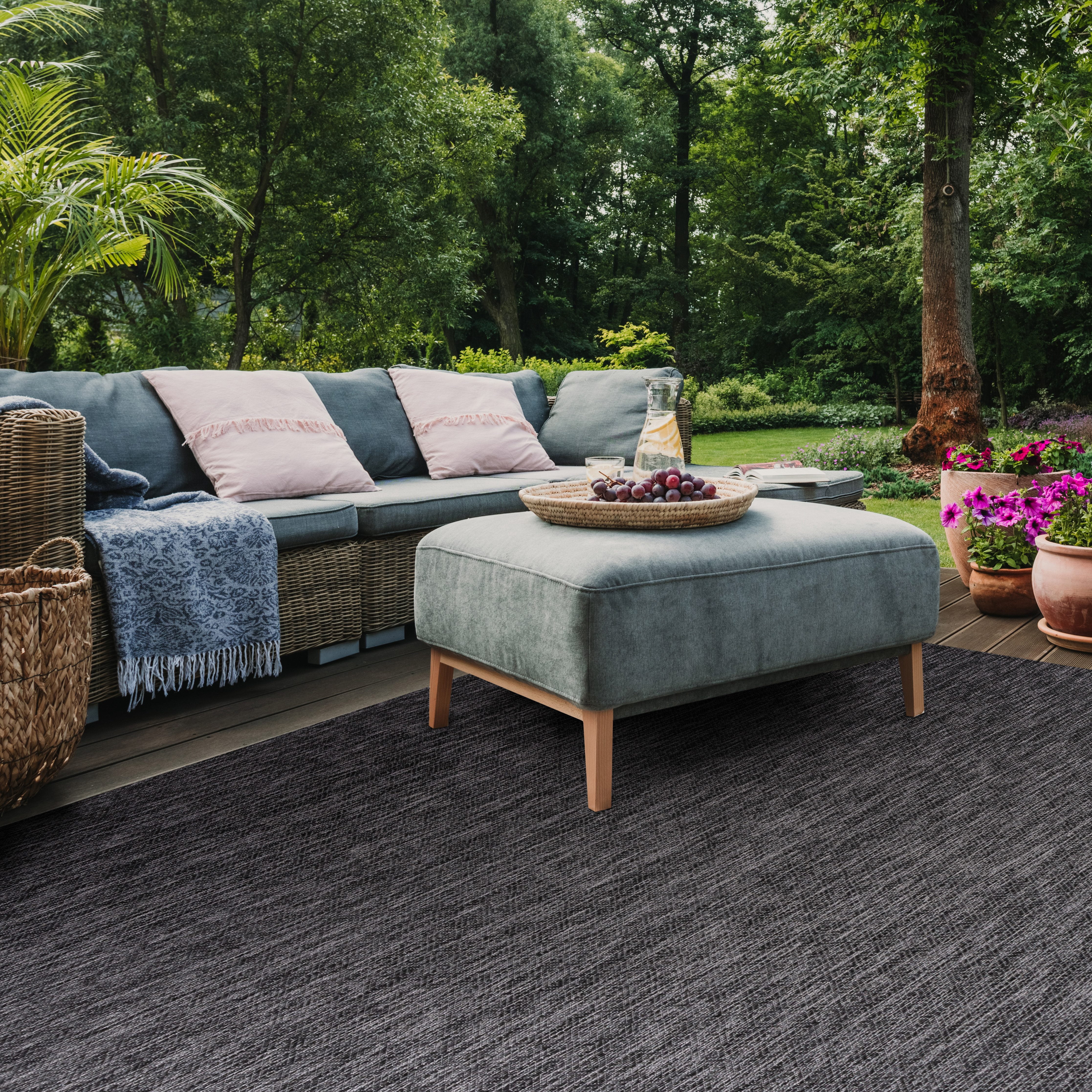 Safavieh Courtyard Mitre Geometric Indoor/Outdoor Area Rug, Black/Gray, 9' x 12'