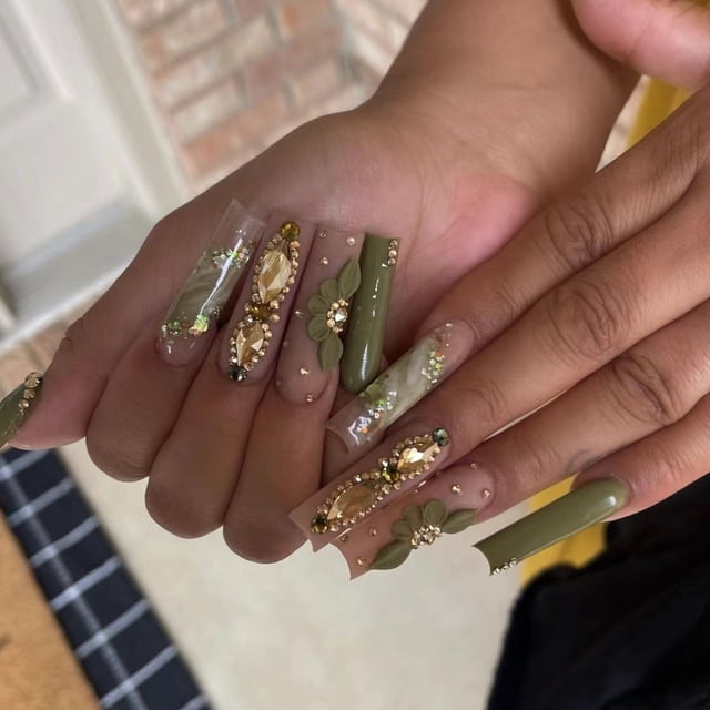 Usando armadura, flor verde, usando parche de uñas con purpurina, uñas postizas largas y desmontables