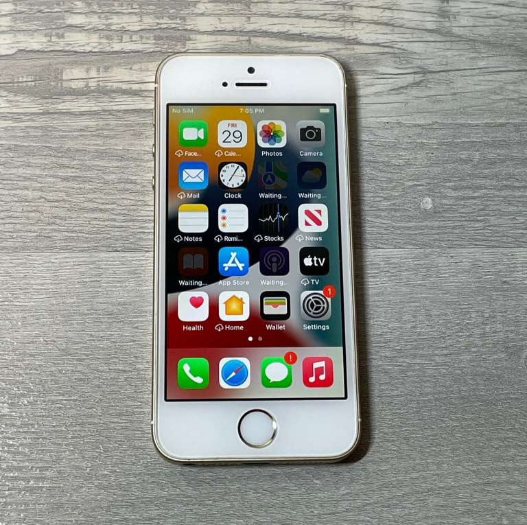 Pre-Owned Apple iPhone SE 2016 (1st Gen) 16GB Gold Unlocked - Walmart.com