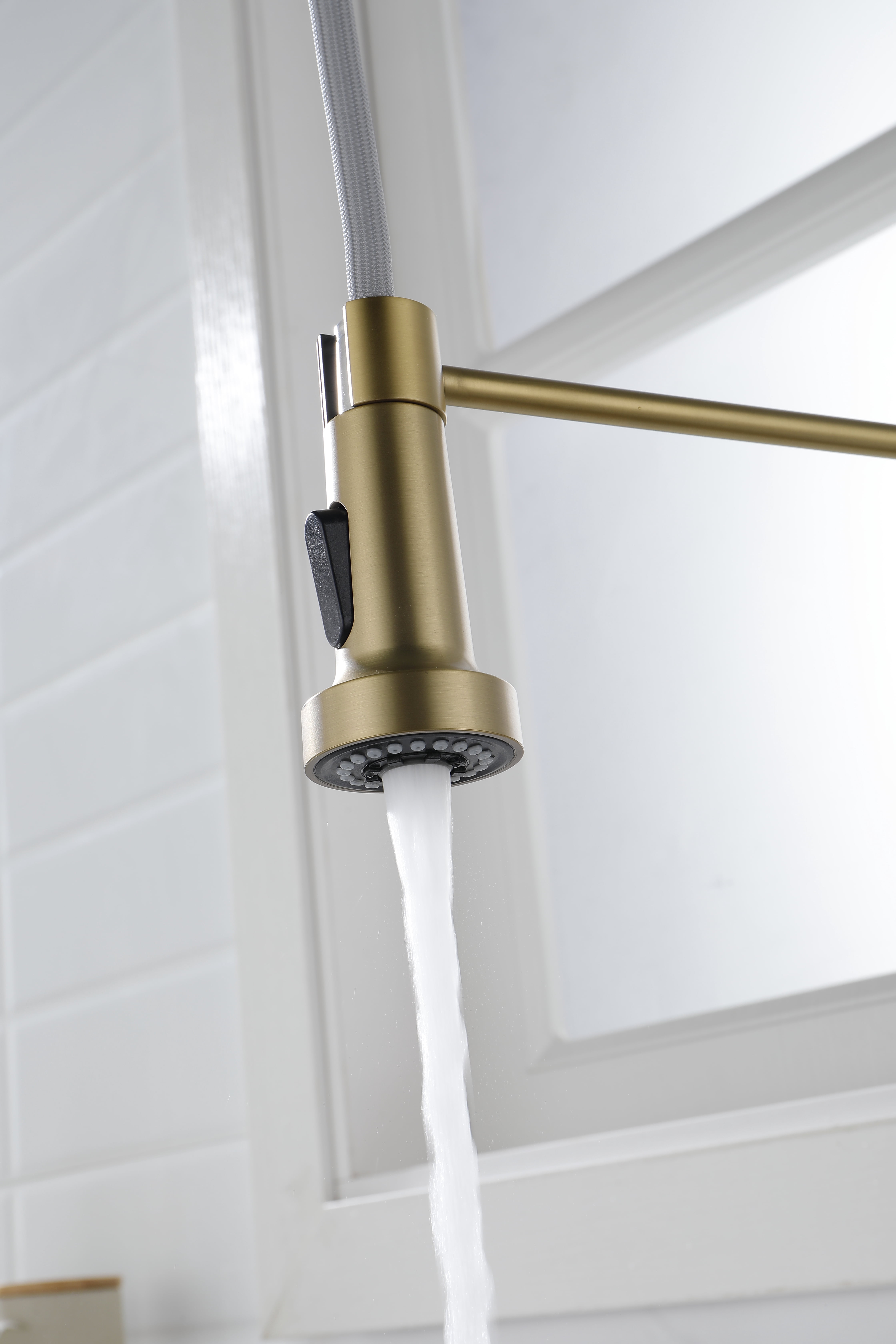Izzovium Gold Stainless Steel Kitchen Faucet with Pull-Out Spray Head, 360° Swivel High-Arc Design, Single Handle Control for Easy Water Flow & Temperature Adjustment