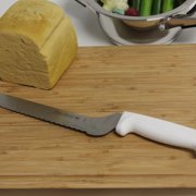 BergHOFF Ergonomic 9 Stainless Steel Scalloped Offset Bread Knife