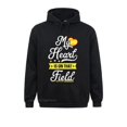 thumbnail image 2 of Camiseta con el mensaje "Mi corazón está en ese campo", regalo para mamá, sudaderas con capucha divertidas de softbol, sudaderas de manga larga para estudiantes, sudaderas geniales, 2 of 5