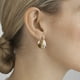 thumbnail image 3 of Pendientes de tuerca liwang de latón de dos tonos regalo de joyería para mujer, 3 of 5