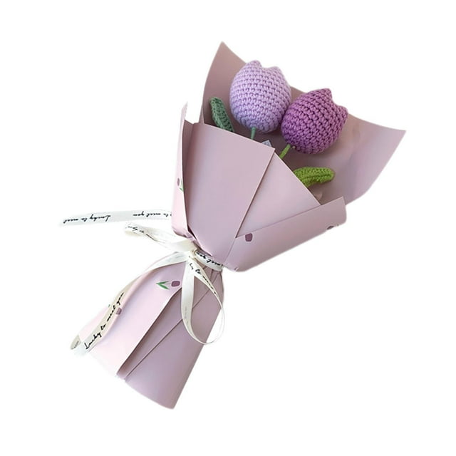 Ramo de crochet con flores preservadas, elegante centro de mesa tejido. violeta