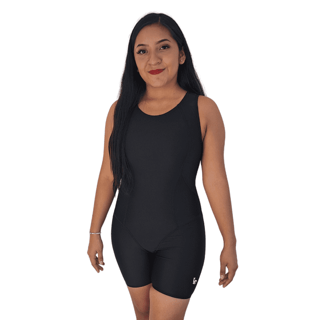 traje de baño deportivo con short mujer body entrenamiento natacion licra anticloro negro Hvalur, vista frontal centrada de entero tipo short de una pieza con tirantes anchos y espalda cerrada; tela elástica 85% poliéster 15% elastano, forro interno delantero, ajuste elástico en la pierna y sin copa en el busto; también suele usarse como body deportivo para entrenamiento acuático.