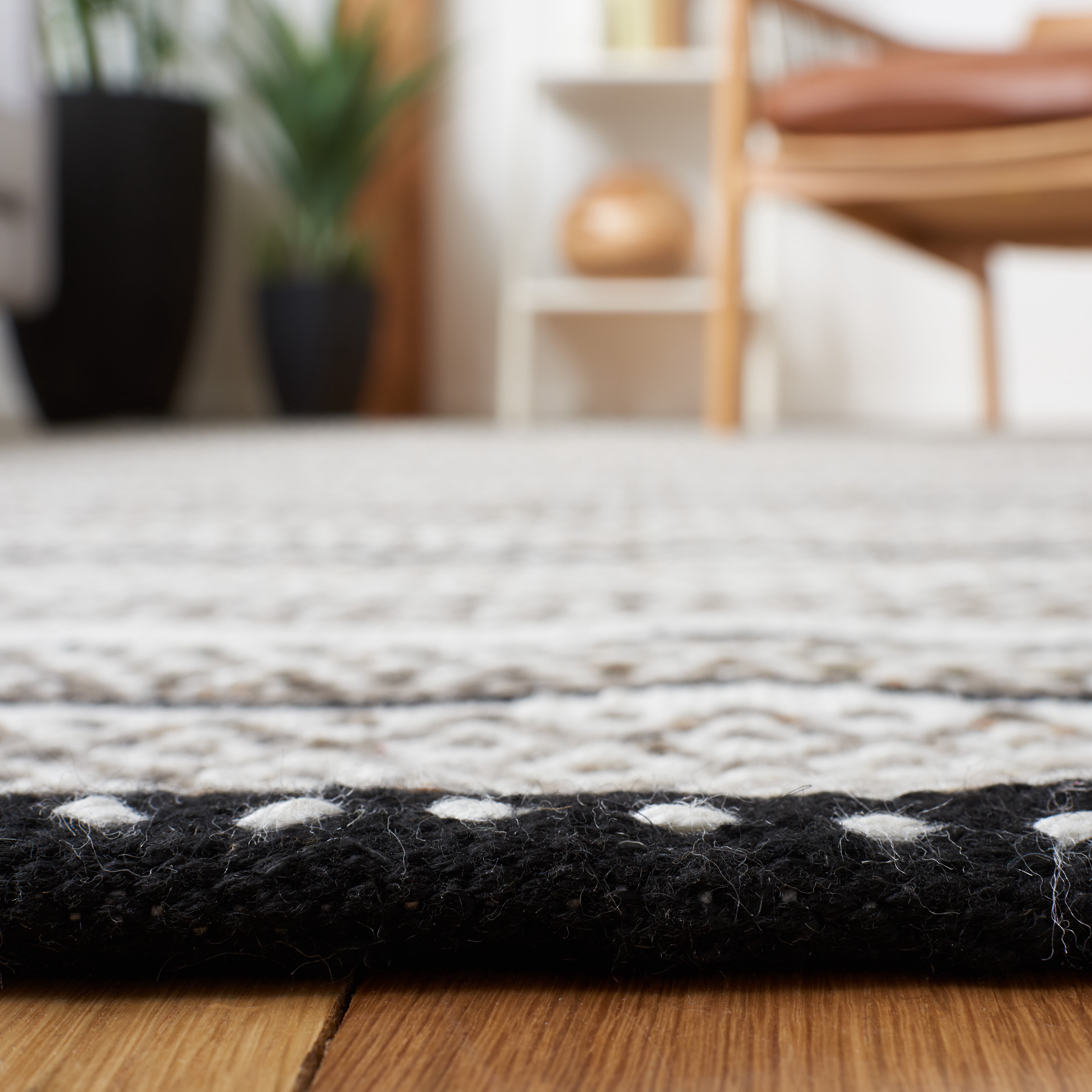SAFAVIEH Striped Kilim Zoja Striped Polyester Area Rug, Black/Ivory, 5' x 8'