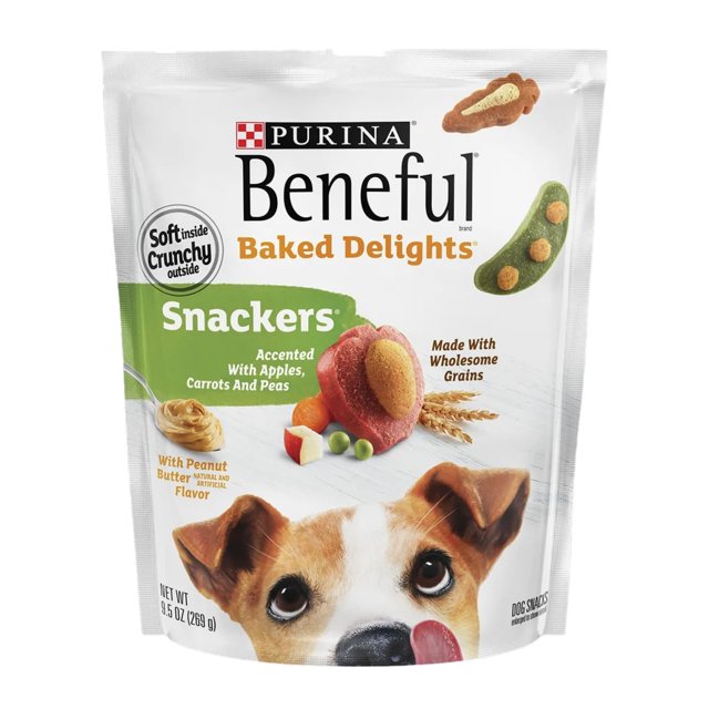 premios beneful baked delights snackers 269 g bolsa frontal para perro con logotipo Purina Beneful, foto de un perro mirando hacia arriba e ilustraciones de bocaditos horneados junto a zanahoria, manzana y guisantes; indica sabor a mantequilla de cacahuate y hecho con granos integrales, ideal como premio de entrenamiento y fácil de masticar.