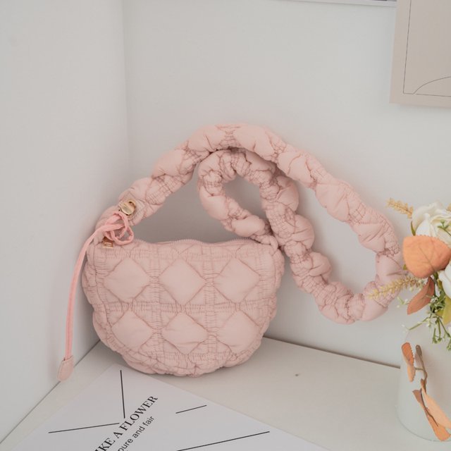 Bolsos Bolso plisado de nube Bolso de burbuja de nicho Bolso de chaqueta de algodón de estilo casual Bolso de hombro tipo bola de masa