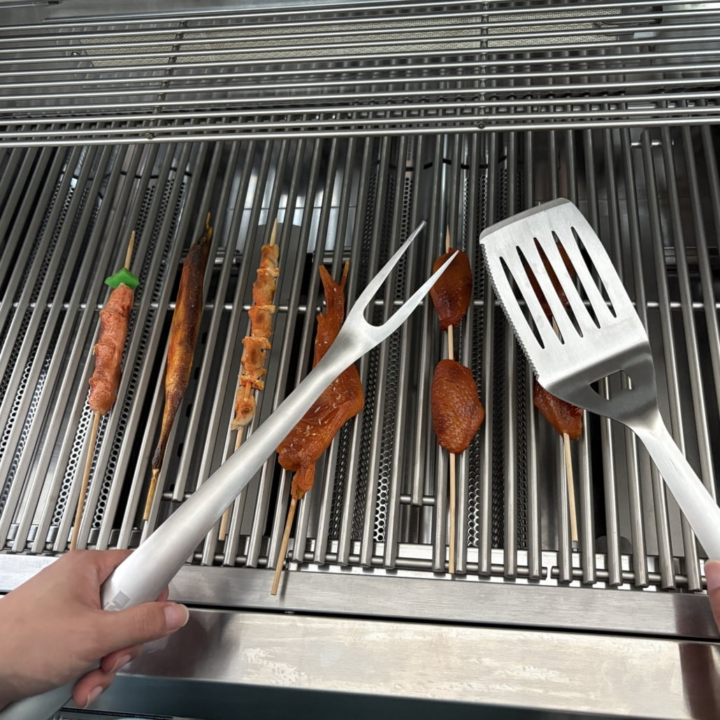 Heavy Duty Stainless Steel BBQ Tool Set with Spatula, Locking Tongs & Silicone Brush – Multi-Surface Grill Accessories for Gas/Charcoal – Perfect Gift for Dad or Chef