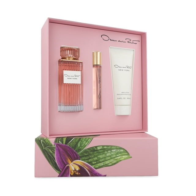 set oscar de la renta new york 3pzs set de perfumes Floral Frutal para mujer en estuche rosa: botella de vidrio estriada color rosa claro con etiqueta blanca, vaporizador de viaje cilíndrico con tapa dorada y tubo de crema corporal blanco, caja con ilustración floral.