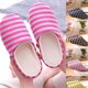 thumbnail image 4 of Zapatillas cómodas para el hogar con suela antideslizante y diseño a rayas en azul marino, ideales para hombres y mujeres en temporada de primavera-verano., 4 of 6