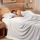 thumbnail image 4 of Juego de Sábanas de Bambú Dreamlab, Ropa de Cama Ultra Suave, Fresca, Hipoalergénica, Ecológica, Sábanas Individuales de Bambú, Color Blanco, 4 of 10
