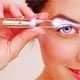 thumbnail image 5 of Pinzas con luz LED para cejas y pestañas; herramienta de depilación para arrancar y recortar el vello no deseado, 5 of 6